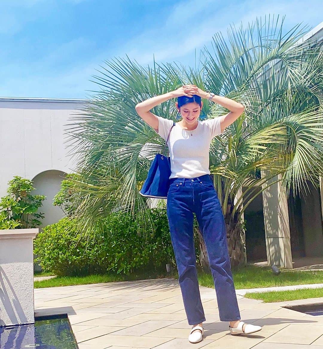 のインスタグラム：「古着屋さんで出会った リーバイスのネイビーデニム👖 古着屋でサイズぴったりな子に出会うと めちゃめちゃ嬉しい🥺🌈  ネイビーと白のコーデだけど ピアスはクリア、サンダルはレザー 素材感でメリハリを楽しんでるよ🥰 (ちなみにサンダルは4年前に買ったのに なんとこの日が初おろし…🤭)  この写真を撮ってるとき なんか旅行に来たみたいで すんごい楽しかった🏝👙 だからめっちゃ笑顔🥺 旅行が恋しいーーーー！ #yuumiperaltashop #levis #vintage #camper  #ootd #outfit #fashionsnap #fashionstyle #vintage #私服 #ミカコのフク」