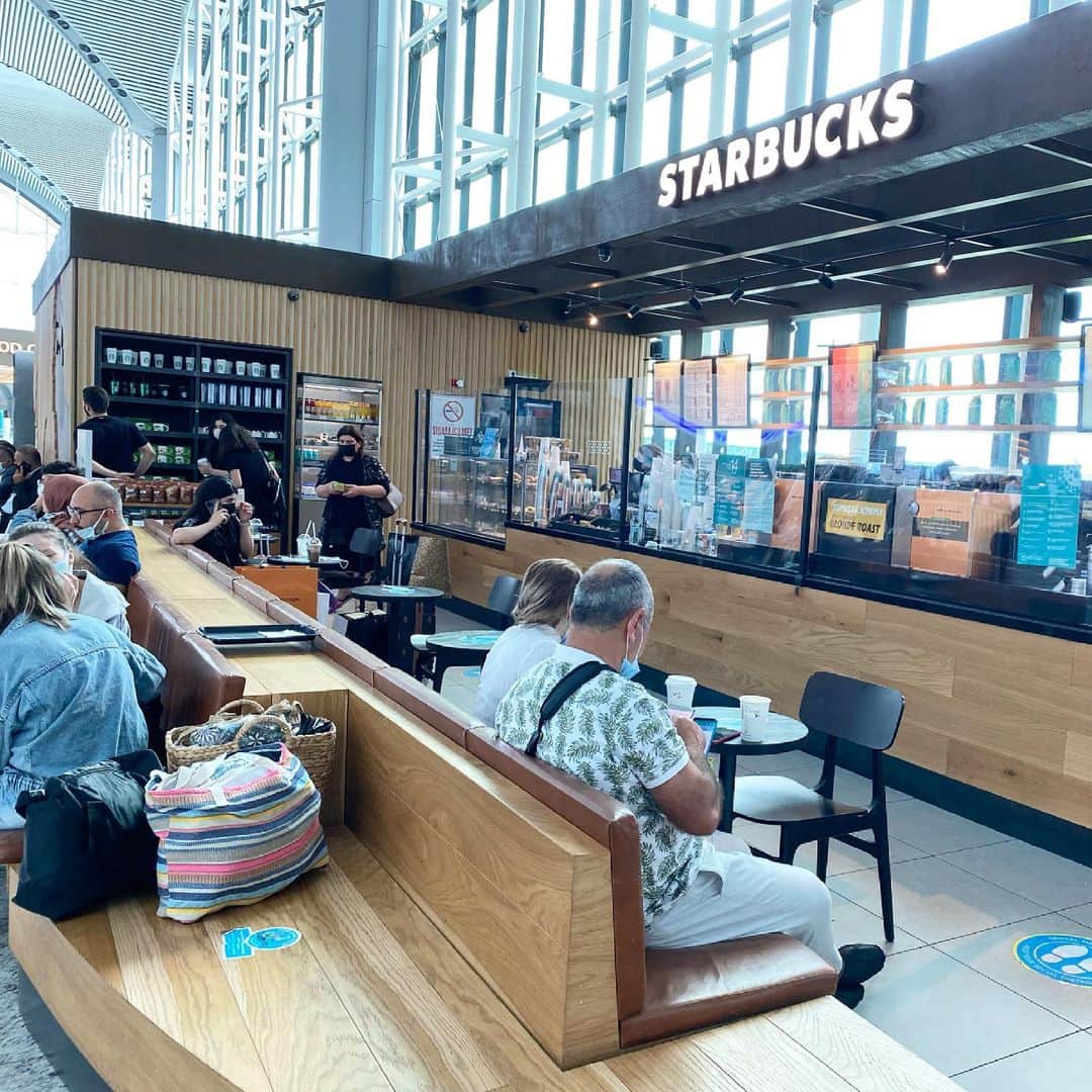 マキ・コニクソンさんのインスタグラム写真 - (マキ・コニクソンInstagram)「イスタンブール新国際空港は素晴らしいよ！とにかく広いし近代的！ 空港に電動式スクーター🛴が 色々なところに置いてありました！ これがあるとゲートまでスイスイって 着いちゃう！🛴  Food CourtにPopeye’sがあって ビックリしたっ！😳 けっこうポパイのチキン好きなんだ！😊  この空港は間違いなく ヨーロッパのハブ空港になると思う！✈️ もうなってるか！？笑😆  これから世界遺産の町 カッパドキアに移動します！😊✈️ 1985年に認定されたんだって！  #エアイスタンブール🇹🇷 #イスタンブールのおすそ分け🤙🏼 #気持ちだけでもトルコ🇹🇷 #イスタンブール新国際空港」6月14日 20時37分 - makikonikson