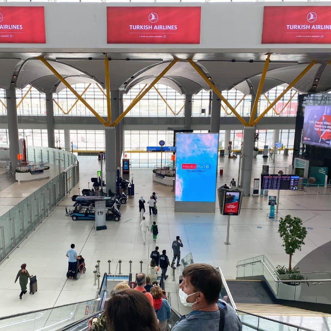 マキ・コニクソンさんのインスタグラム写真 - (マキ・コニクソンInstagram)「イスタンブール新国際空港は素晴らしいよ！とにかく広いし近代的！ 空港に電動式スクーター🛴が 色々なところに置いてありました！ これがあるとゲートまでスイスイって 着いちゃう！🛴  Food CourtにPopeye’sがあって ビックリしたっ！😳 けっこうポパイのチキン好きなんだ！😊  この空港は間違いなく ヨーロッパのハブ空港になると思う！✈️ もうなってるか！？笑😆  これから世界遺産の町 カッパドキアに移動します！😊✈️ 1985年に認定されたんだって！  #エアイスタンブール🇹🇷 #イスタンブールのおすそ分け🤙🏼 #気持ちだけでもトルコ🇹🇷 #イスタンブール新国際空港」6月14日 20時37分 - makikonikson