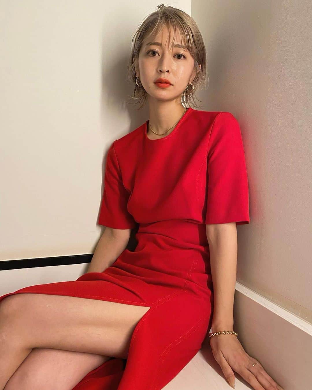梅村実帆のインスタグラム：「new me 🌹 today red mood 🌹🌹」