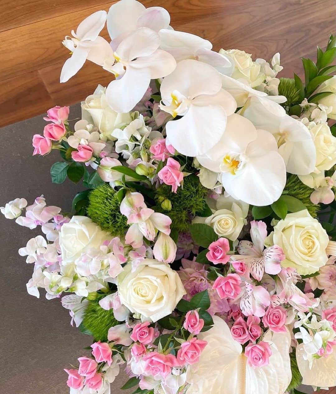 西川瑞希（みずきてぃ）さんのインスタグラム写真 - (西川瑞希（みずきてぃ）Instagram)「最近頂いたお花達💐綺麗で、綺麗で…眺めているだけでとってもしあわせっ//  お心のこもったプレゼント。。ほんとうにありがとうございます✨  おうちが華やかになってうれしい☺︎ . . . #myroom #flowers #happy」6月14日 21時00分 - mizuki_nishikawa_