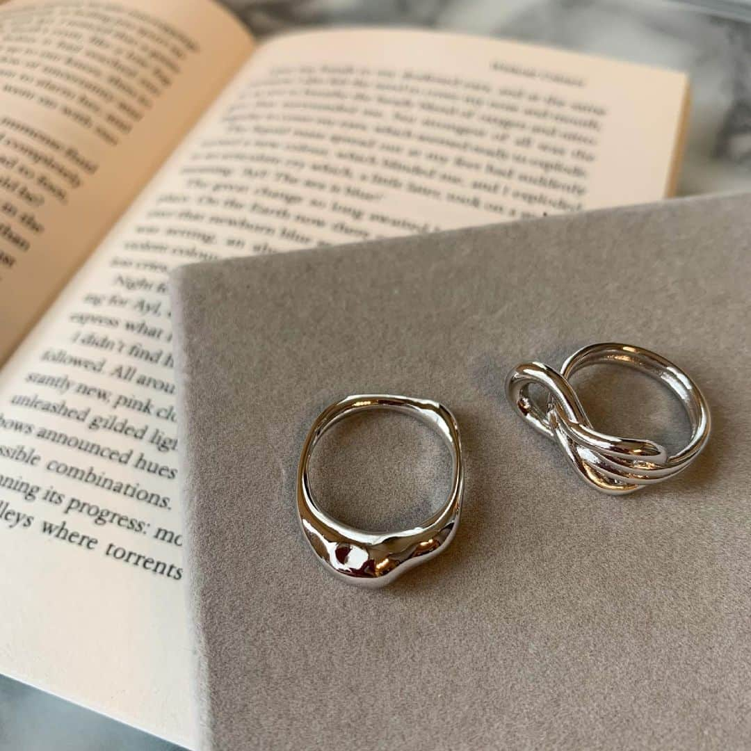 aki【EXSOME】さんのインスタグラム写真 - (aki【EXSOME】Instagram)「exsomeではアクセサリーも販売中です💍  セット販売中のリングをご紹介✨  シンプルでどんなコーデにも合わせやすく、手元を華やかにしてくれます👼💠 一個ずつつけても◎  セットでお得なので是非チェックしてみてください🛒♪ . . ☑︎ニュアンスリングセット(2個入り) ☑︎¥1,870（税込） ☑︎シルバー ☑︎11.5号、14号 . . . . topのURLから ご購入していただけます✈︎✈︎✈︎  EXSOME公式LINEがあるので フォローして頂けると嬉しいです✌︎ ⬇︎ . . 公式LINE @efc0920h（アットマークから） .  . . . #アクセサリー #アクセ #プチプラアクセサリー販売中 #樹脂ピアス #ループピアス #春アクセ #セレクトショップ #華奢アクセ #大きめアクセ #淡色女子 #プチプラ #プチプラファッション #ナチュラルコーデ #春コーデ #ママコーデ #カジュアルコーデ #シンプルコーデ #mineプチプラ部 #mineby3mootd #exsome_official」6月14日 21時00分 - exsome_official