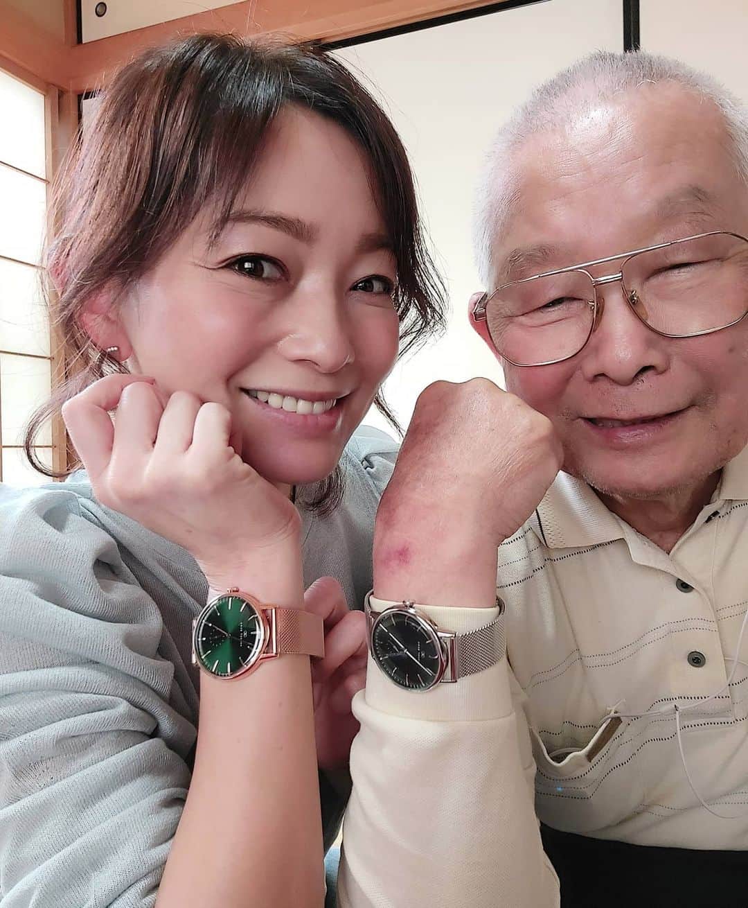 佐藤純さんのインスタグラム写真 - (佐藤純Instagram)「ちょっぴり早いけど…父の日のプレゼントにオーガストバーグの時計をプレゼント⌚❤  @augustbergjapan   オーガストバーグはデンマーク発のブランド。  去年の6月に日本に初上陸した時計で、私も1本愛用してます。  今回…ウフ❤…じーじとグリーンでお揃いにしちゃいました😊  ベルトは、じーじがシルバー。  私が、ローズゴールド。  なかなか会いにいけないけど、時計がお揃い‼️ってなんかいいな。  じーじ、大好きだよ～❤️  いつもありがとー🙌  オーガストバーグの時計を1本販売するごとに、アジアやアフリカの１人の子供に6ヵ月以上の質の高い教育を提供し、2万本売り上げるごとに学校を設立しているんですって。  時間という贈り物を贈る活動✨‼️  とても素敵な取り組みですよね😉  #父の日 #父の日のプレゼント #fathersday #augustberg #augustbergjapan #オーガストバーグ #ペアウォッチ #時計 #腕時計 #時間の贈り物 #じーじ #じーたん #おじいちゃん #ありがとう #感謝の気持ちを込めて #ママ #ママモデル #モデル #mama #mamamodel #model」6月14日 20時59分 - junsatoidea