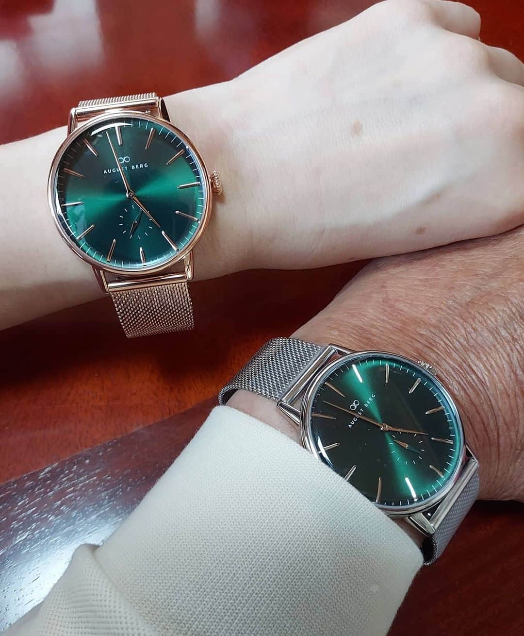佐藤純さんのインスタグラム写真 - (佐藤純Instagram)「ちょっぴり早いけど…父の日のプレゼントにオーガストバーグの時計をプレゼント⌚❤  @augustbergjapan   オーガストバーグはデンマーク発のブランド。  去年の6月に日本に初上陸した時計で、私も1本愛用してます。  今回…ウフ❤…じーじとグリーンでお揃いにしちゃいました😊  ベルトは、じーじがシルバー。  私が、ローズゴールド。  なかなか会いにいけないけど、時計がお揃い‼️ってなんかいいな。  じーじ、大好きだよ～❤️  いつもありがとー🙌  オーガストバーグの時計を1本販売するごとに、アジアやアフリカの１人の子供に6ヵ月以上の質の高い教育を提供し、2万本売り上げるごとに学校を設立しているんですって。  時間という贈り物を贈る活動✨‼️  とても素敵な取り組みですよね😉  #父の日 #父の日のプレゼント #fathersday #augustberg #augustbergjapan #オーガストバーグ #ペアウォッチ #時計 #腕時計 #時間の贈り物 #じーじ #じーたん #おじいちゃん #ありがとう #感謝の気持ちを込めて #ママ #ママモデル #モデル #mama #mamamodel #model」6月14日 20時59分 - junsatoidea
