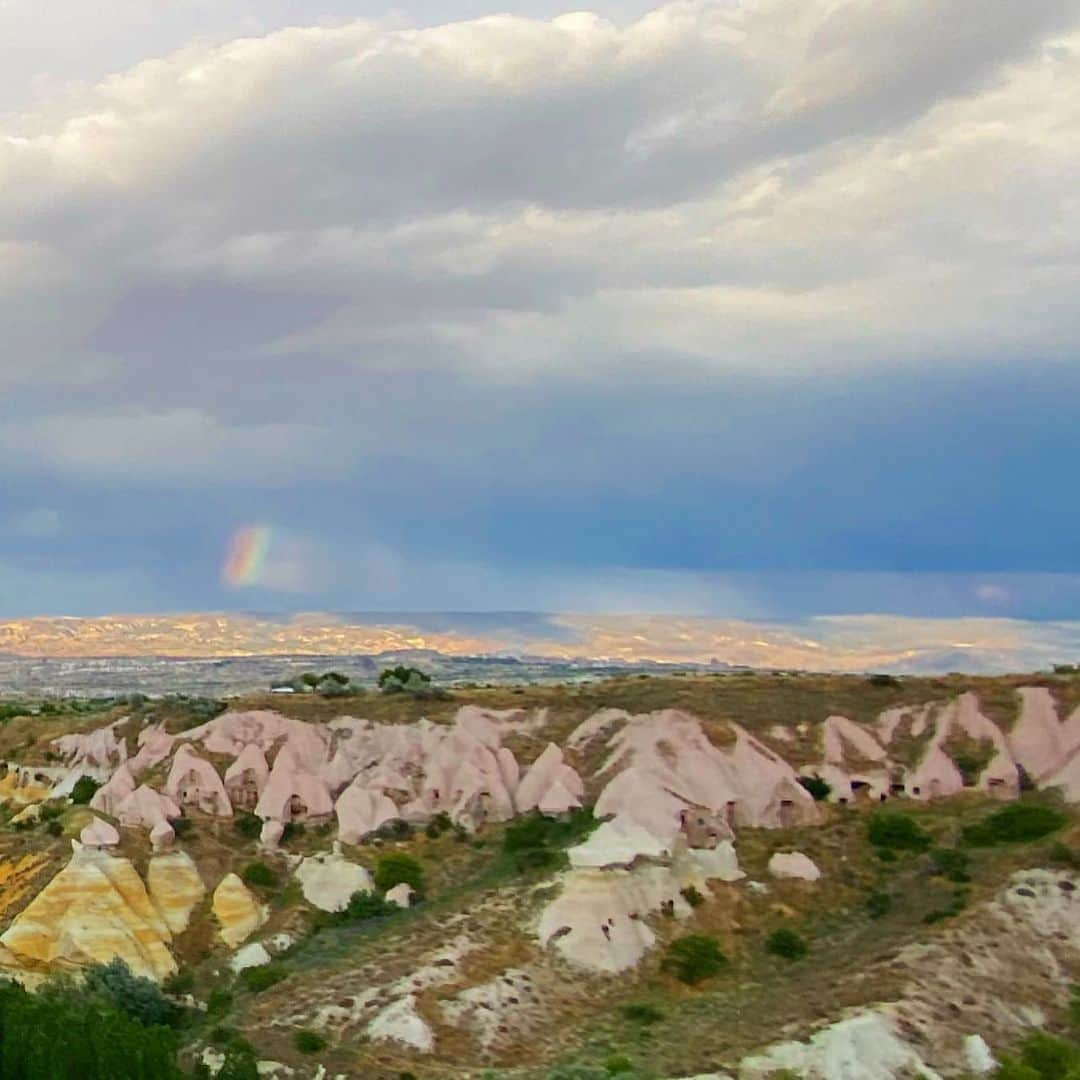 マキ・コニクソンさんのインスタグラム写真 - (マキ・コニクソンInstagram)「ホテルのテラスから世界遺産 Rose Valleyを見ていたら!☝🏼虹ちゃま🌈 このタイミングで虹が出るなんて！😊 ステキな事がありそう！❤️❤️   #エアカッパドキア🇹🇷 #カッパドキアのおすそ分け🤙🏼 #虹ちゃまのおすそ分け🌈  #気持ちだけでもトルコ🇹🇷 #コニクソン旅レポ✈️✍🏻  #一緒に女子旅しよっ！🧳」6月15日 2時34分 - makikonikson