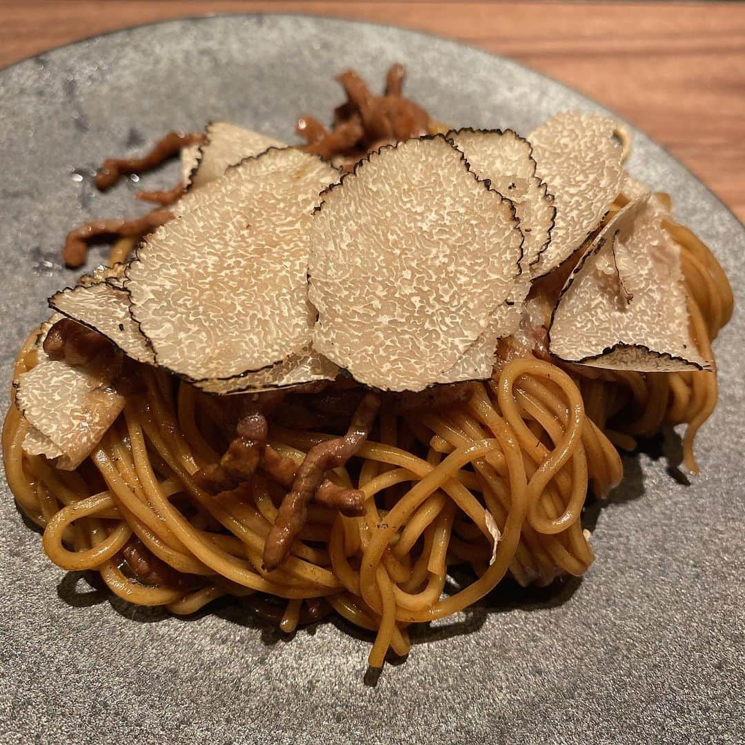 市川美織さんのインスタグラム写真 - (市川美織Instagram)「焼肉うしごろ新宿三丁目店さんが6/1にオープンされたということで、普段なかなかできないけど、ちょっと贅沢なディナーに行ってきました😘🍴  新宿三丁目店さんでしか食べられない特別メニューがあったり、  トリュフやフォアグラなどを使った贅沢な逸品だったり、  店員さんがぜんぶその場で焼いてくださるので、丁度いい火加減でお肉はもちろん美味しくて‼︎  見た目も美しいお料理がたくさん✨  お腹も心も大満足なのでした💕  なにかの記念日にはもちろん、お仕事頑張ったご褒美とか、もう少しで父の日なので親孝行にも良さそうですよね♪  やっぱり食は大事だぁ。。、 美味しいもの食べたら幸せ度があがるよね😌✨  また食べに行きたい。。🤤」6月14日 21時17分 - miori_ichikawa