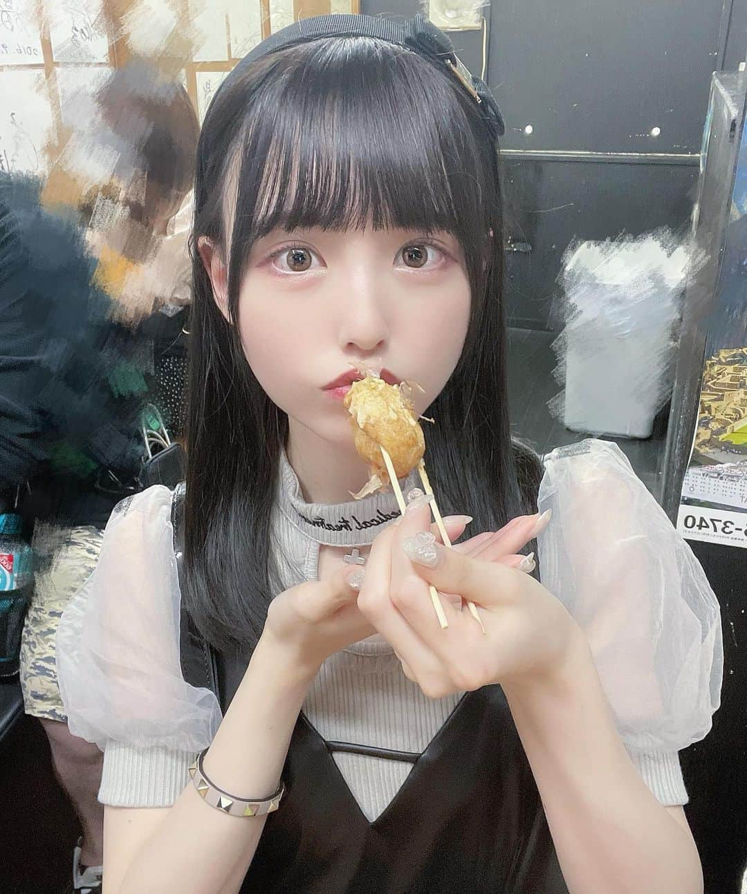 真城里帆さんのインスタグラム写真 - (真城里帆Instagram)「大阪で食べた塩味のたこやきが忘れられない( ; _ ; ) ． ． ． #ferragamo #フェラガモ #フェラガモカチューシャ #黒髪ロング #黒髪ミディアム #黒髪女子 #eatmejapan #地雷系女子 #地雷女」6月14日 21時24分 - riho_nonfic