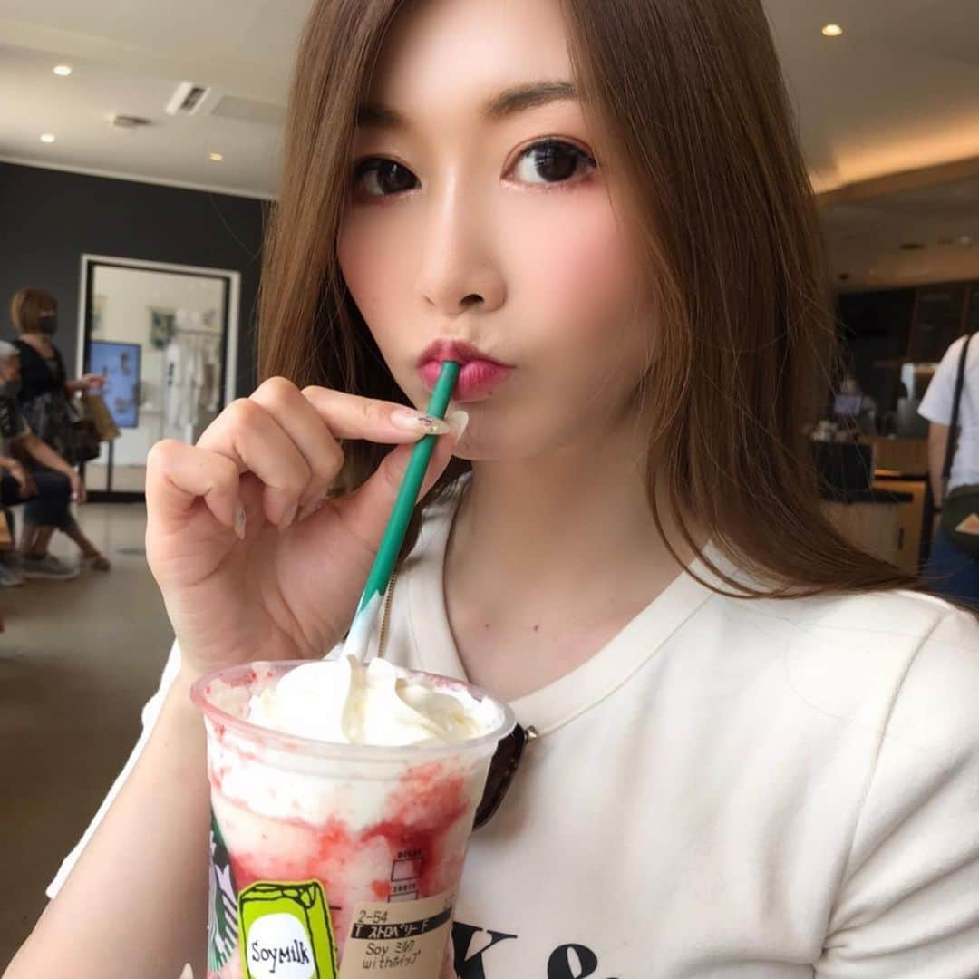 愛弓りょうさんのインスタグラム写真 - (愛弓りょうInstagram)「#ストロベリーフラペチーノ🍓 を豆乳にしてみたの💋 ・ ・ ・ ・ #スタバカスタム #いちご大好き #darich #スターバックスストロベリーフラペチーノ #美味しかった」6月14日 21時32分 - ryo_ayumi1027