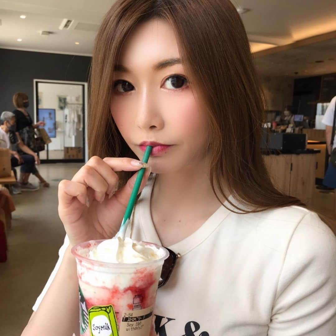 愛弓りょうさんのインスタグラム写真 - (愛弓りょうInstagram)「#ストロベリーフラペチーノ🍓 を豆乳にしてみたの💋 ・ ・ ・ ・ #スタバカスタム #いちご大好き #darich #スターバックスストロベリーフラペチーノ #美味しかった」6月14日 21時32分 - ryo_ayumi1027