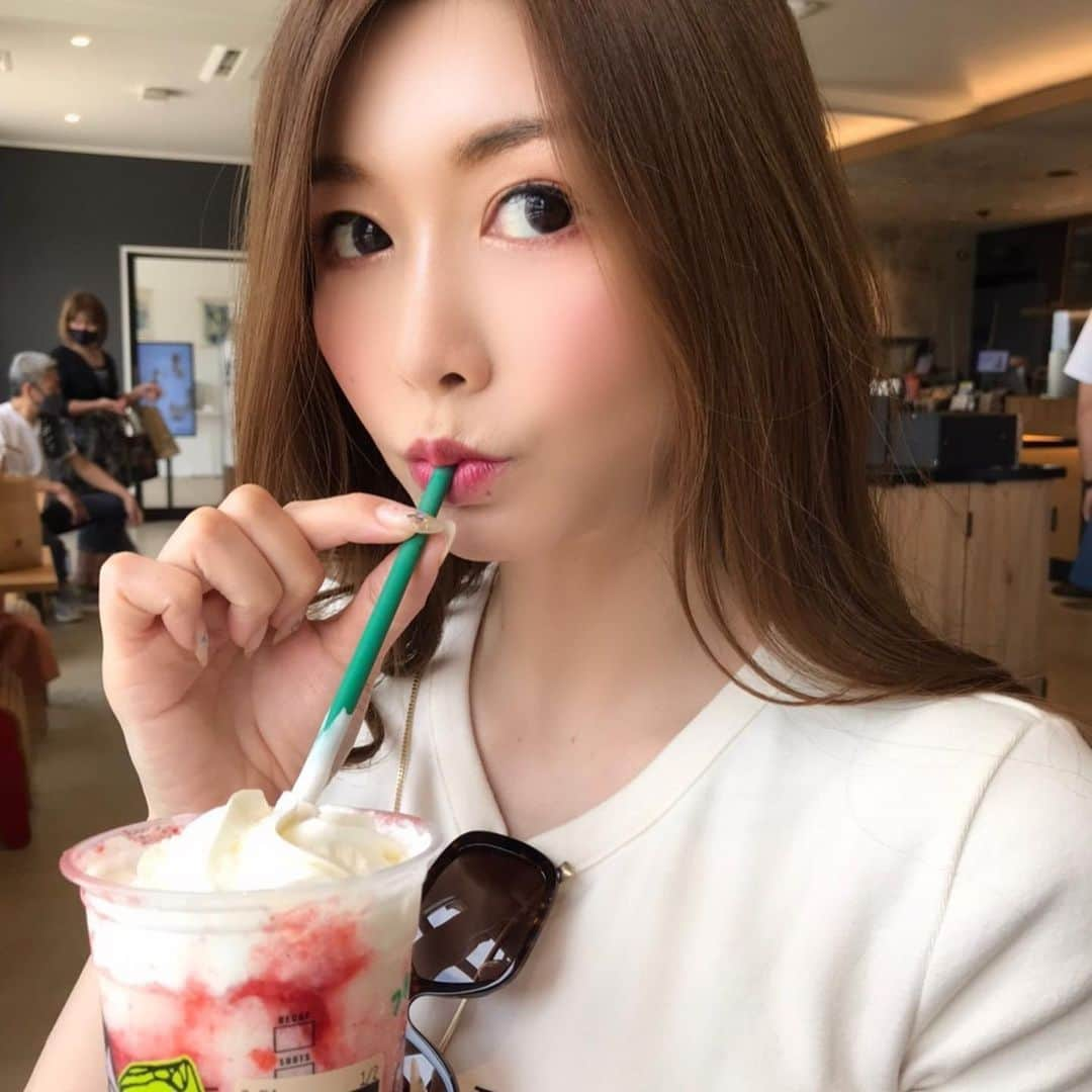 愛弓りょうさんのインスタグラム写真 - (愛弓りょうInstagram)「#ストロベリーフラペチーノ🍓 を豆乳にしてみたの💋 ・ ・ ・ ・ #スタバカスタム #いちご大好き #darich #スターバックスストロベリーフラペチーノ #美味しかった」6月14日 21時32分 - ryo_ayumi1027