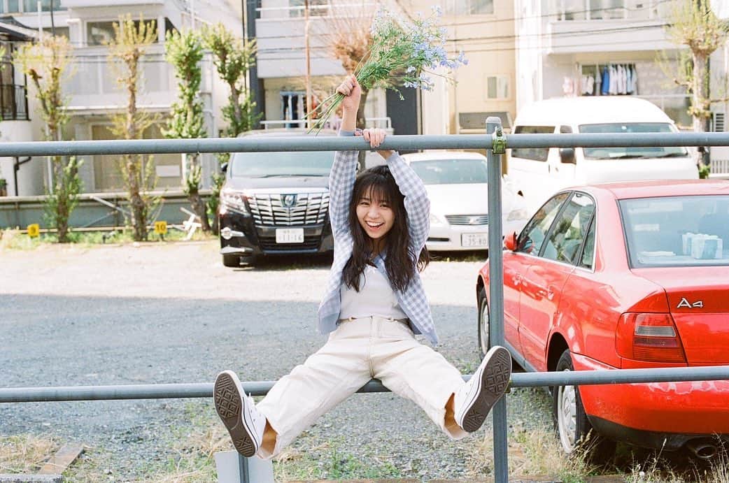 大原優乃さんのインスタグラム写真 - (大原優乃Instagram)「連載「ここにいる。」 ㅤ テーマ“花” ㅤ お花選び、衣装、 どちらもセルフスタイリングで その日の、わたしの気分。 ㅤ このテーマは 連載が始まってから ずっとやりたかったテーマだったから 嬉しかったな☺︎ ㅤㅤㅤㅤㅤㅤㅤㅤㅤㅤㅤㅤㅤ #EX大衆 #film @yuno.is.here」6月14日 21時42分 - yuno_ohara