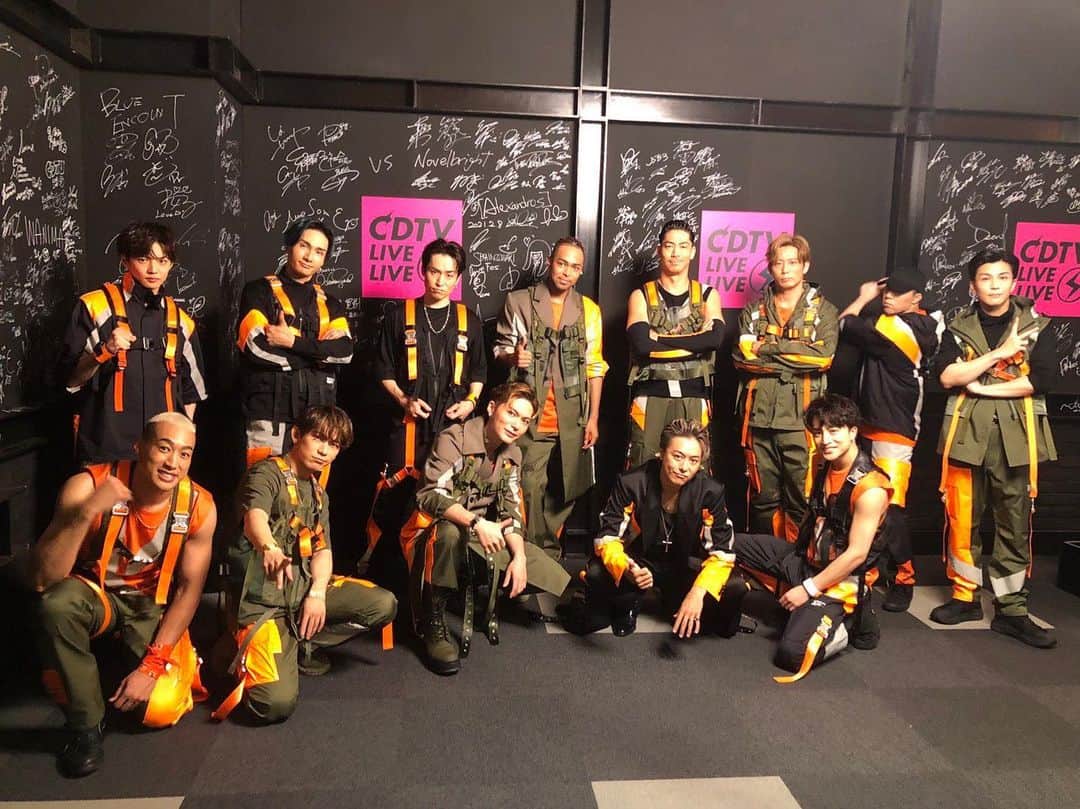 shojiのインスタグラム：「EXILEの新曲「One Nation」振付させて頂きました🕺🏼 本日CDTV LIVE LIVEでTV初披露でした！ みなさんバチクソかっこよかったです🔥🔥🔥🔥 EXILE最高！ ふぉおおおお🔥🔥🔥  #EXILE #Onenation #cdtv #戦国無双 #stkgz #シッキン　#シットキングス　#shoji #振付　#サビのジャンプがめちゃくちゃキツいんです　#でもパワフルに踊る兄さんたち流石っす！　#EXILEらしい振付とEXILEに無かった構成を目指しました　#最高のパフォーマンスでした！」