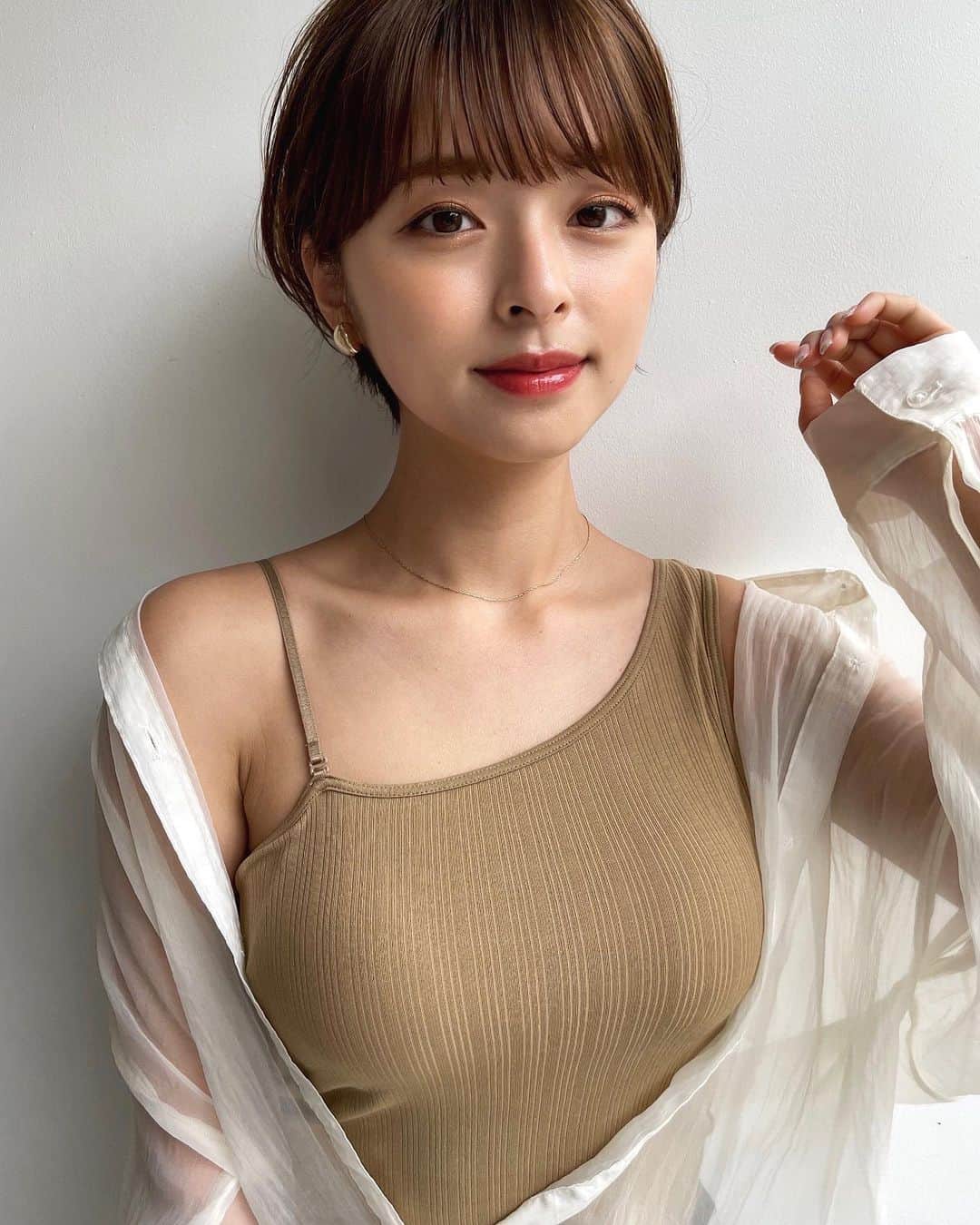 かおりのインスタグラム：「・ ・  ワンショルノースリーブ可愛かった🥰  #ワンショルダー #ノースリーブ」