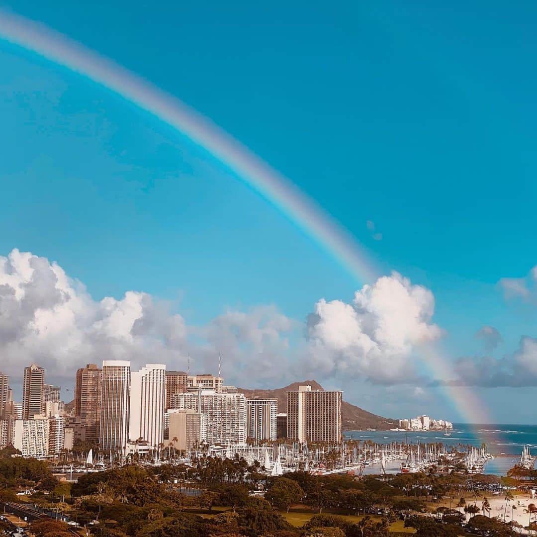 のインスタグラム：「ℝ𝕒𝕚𝕟𝕓𝕠𝕨  1日に5回も近くで虹がかかった日🌈  全てくっきり！ いくつかはdouble rainbow👏🏻✨  3回目まで写真を撮るものの 4回目からは「またー！！！」って言うだけ 写真は撮りませんでしたとさ笑笑  #hawaii #honolulu #magicisland #alamoana #808」