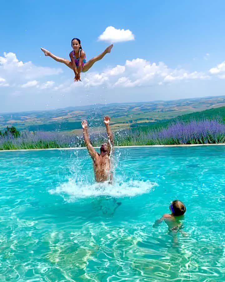 エリック・デッカーのインスタグラム：「Flying high in Tuscany ☀️」