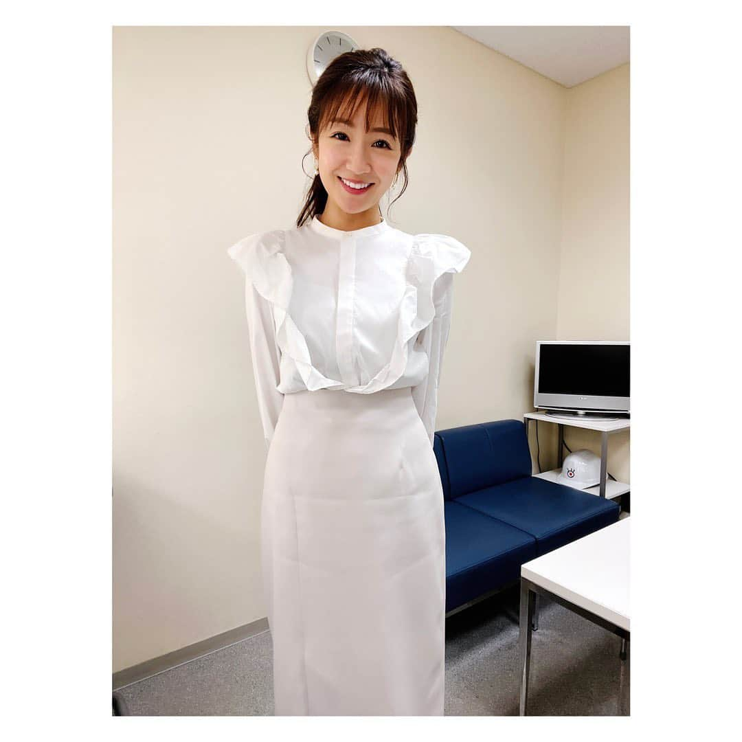 長野美郷さんのインスタグラム写真 - (長野美郷Instagram)「関東もいよいよ#梅雨入り 🐌  5月中に早々梅雨入りするのかと思いきや なんだかんだ晴れが続いて 30℃超えまでして😳 暑さに慣れなきゃと思った矢先 梅雨入りして雨でひんやり💦  体をついていかせるのが大変です🤭💦  雨の季節、 体を大切に 無理せずぼちぼちいきましょう🌈✨😊  写真は先週のプライムニュース！ 今週もよろしくお願い致します。  #雨の日の過ごし方  #考え中 #🐌」6月14日 22時08分 - misato_nagano_1127