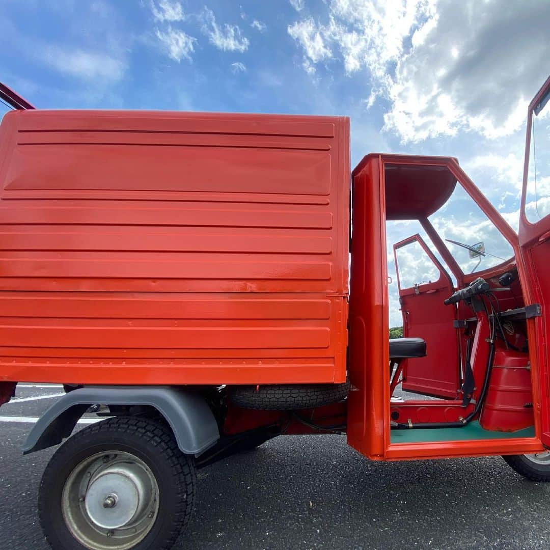 あいみさんのインスタグラム写真 - (あいみInstagram)「piaggio vespa car p50  通称アペ🐝運転させていただきました！  ハンドキック式の三輪バイクになります…！！ （ミニカー登録してあるのでノーヘル）  見た目すごく可愛くて今流行りのレトロキッチンカーでも人気だそう✨  車というか原付です！ ひや〜！！運転方法の癖が強い🤣  エンジンはキックスタートの要領を手動かけます。  右手でアクセルとブレーキ 左手だけでギアチェンジ  左手だけ！握って捻る！これがむずい！ しかもギアがどこに入ってるのかすごいわかりにくい！！爆  とにかく手元が忙しい😂🙌🏻 手に汗握るとはまさにこの事！！ なんじゃこれは〜！！  バックギアは座席の右側付近に別で付いているので、バックしながらギアチェンジが出来るという初体験😂💗  更に右手のアクセルは自動で戻らない！必要な分開いて、ちょい戻してみたりしたけど正解がわからない爆  楽しいけど、こわい！！笑 慣れなさすぎて汗びっしょり！  ほんとに貴重な経験させていただきました〜🥰  #ベスパ #vespa #piaggio  #三輪バイク #三輪車 #キッチンカー #原付 #50cc #マニュアル車」6月14日 22時13分 - aimi_feti