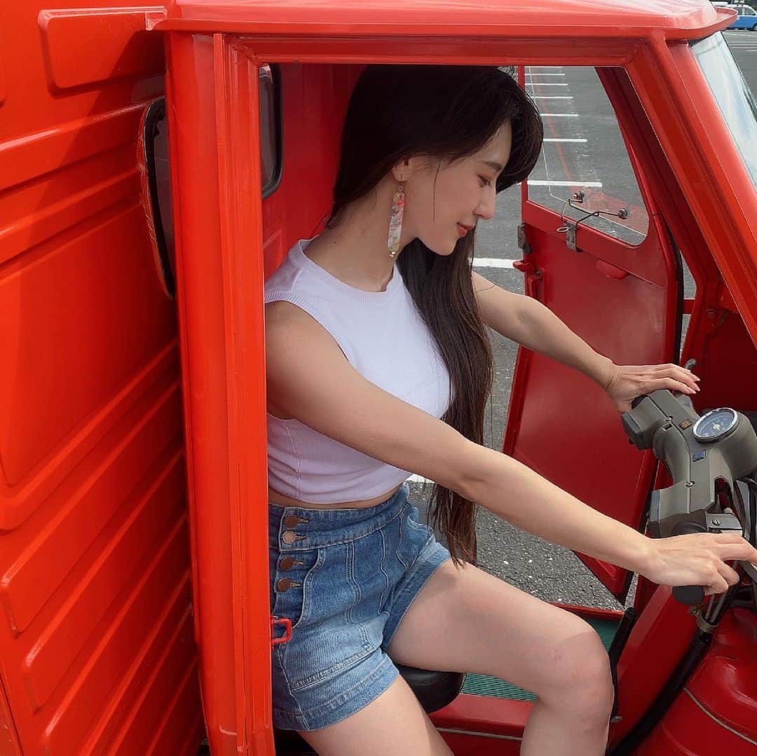 あいみさんのインスタグラム写真 - (あいみInstagram)「piaggio vespa car p50  通称アペ🐝運転させていただきました！  ハンドキック式の三輪バイクになります…！！ （ミニカー登録してあるのでノーヘル）  見た目すごく可愛くて今流行りのレトロキッチンカーでも人気だそう✨  車というか原付です！ ひや〜！！運転方法の癖が強い🤣  エンジンはキックスタートの要領を手動かけます。  右手でアクセルとブレーキ 左手だけでギアチェンジ  左手だけ！握って捻る！これがむずい！ しかもギアがどこに入ってるのかすごいわかりにくい！！爆  とにかく手元が忙しい😂🙌🏻 手に汗握るとはまさにこの事！！ なんじゃこれは〜！！  バックギアは座席の右側付近に別で付いているので、バックしながらギアチェンジが出来るという初体験😂💗  更に右手のアクセルは自動で戻らない！必要な分開いて、ちょい戻してみたりしたけど正解がわからない爆  楽しいけど、こわい！！笑 慣れなさすぎて汗びっしょり！  ほんとに貴重な経験させていただきました〜🥰  #ベスパ #vespa #piaggio  #三輪バイク #三輪車 #キッチンカー #原付 #50cc #マニュアル車」6月14日 22時13分 - aimi_feti