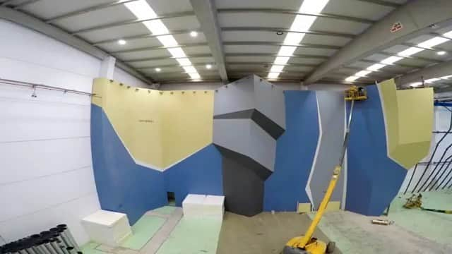 クリス・シャーマのインスタグラム：「Repost from @sharmaclimbingbcngava • .  ⬛⬛⬛⬛⬛⬜⬜⬜ Loading gym  @chris_sharma @sharmaclimbing @dreamwallclimbing⁣ • • •⁣ #gavà #climbing #sportclimbing #getstrong #boulder #bouldering #bloc #klettern #arrampicata #escalade #escalada #indoorclimbing  #exercise #fitness #training #sport #food #comida #bar」