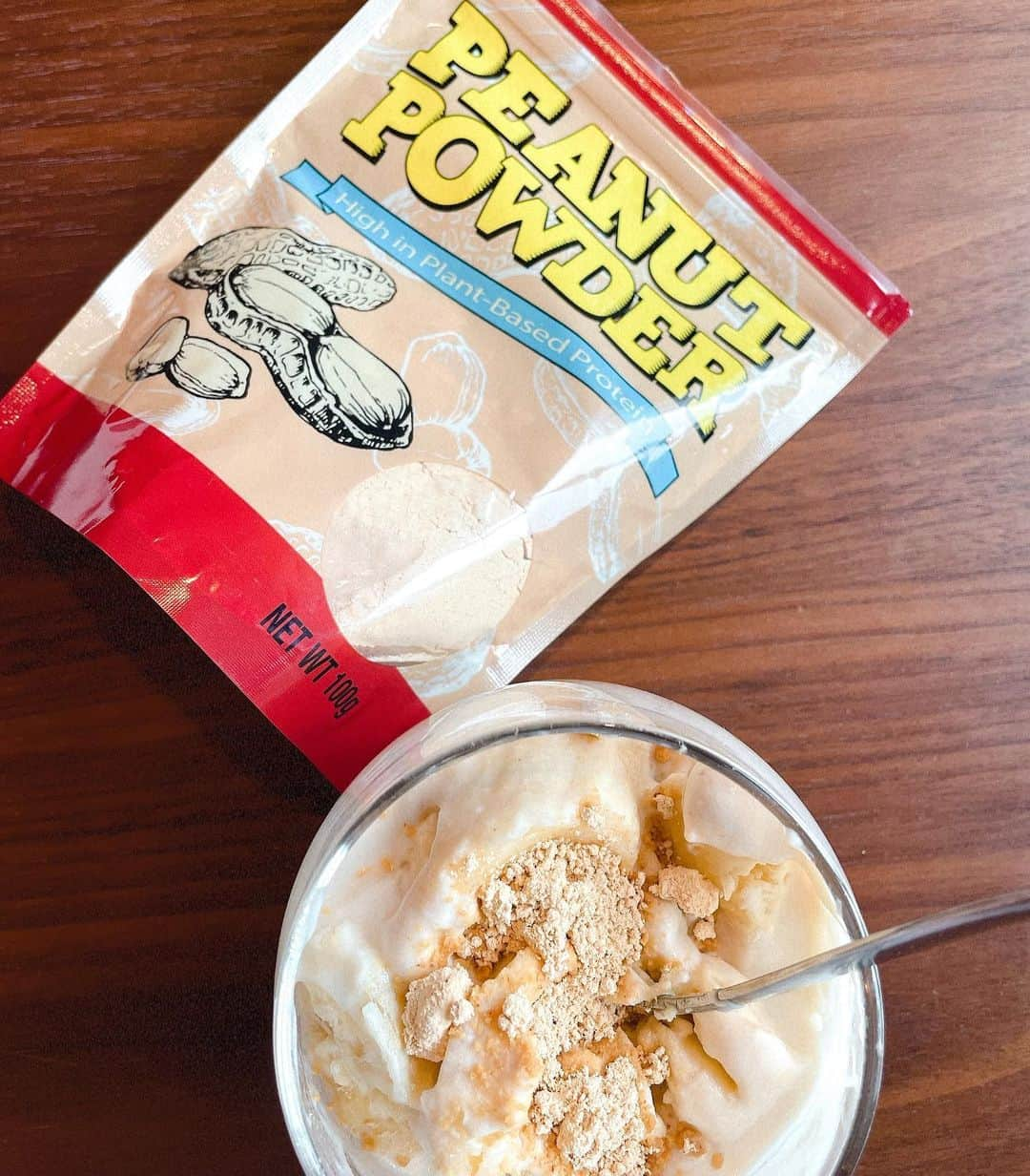 芝彰子さんのインスタグラム写真 - (芝彰子Instagram)「. 最近はまっているpeanut powder🥜  パウダーだから混ざりやすくて ヨーグルトに混ぜるとさっと馴染んで とってもおいしい♡  私はここにバナナ🍌入れて食べてて これがたまらなくおいしーんだな〜😋  最近の朝食のお気に入り🥣 . . ピーナッツは風味があって美味しくて お料理やお菓子作りにも使える上に 栄養豊富で脂質やたんぱく質も摂れるし👍✨  バター状のものより脂質が70%カットされてて 尚且つたんぱく質は2倍！というから ピーナッツの油は太りづらいものだけど #ダイエット とか脂質気にされてる方には良いね！ . . #peanutpowder #breakfast #protein #diet #vegan #peanut  #ピーナッツパウダー #私の勝手におすすめ #最近のお気に入り #高たんぱく質」6月14日 22時24分 - akiaki1221