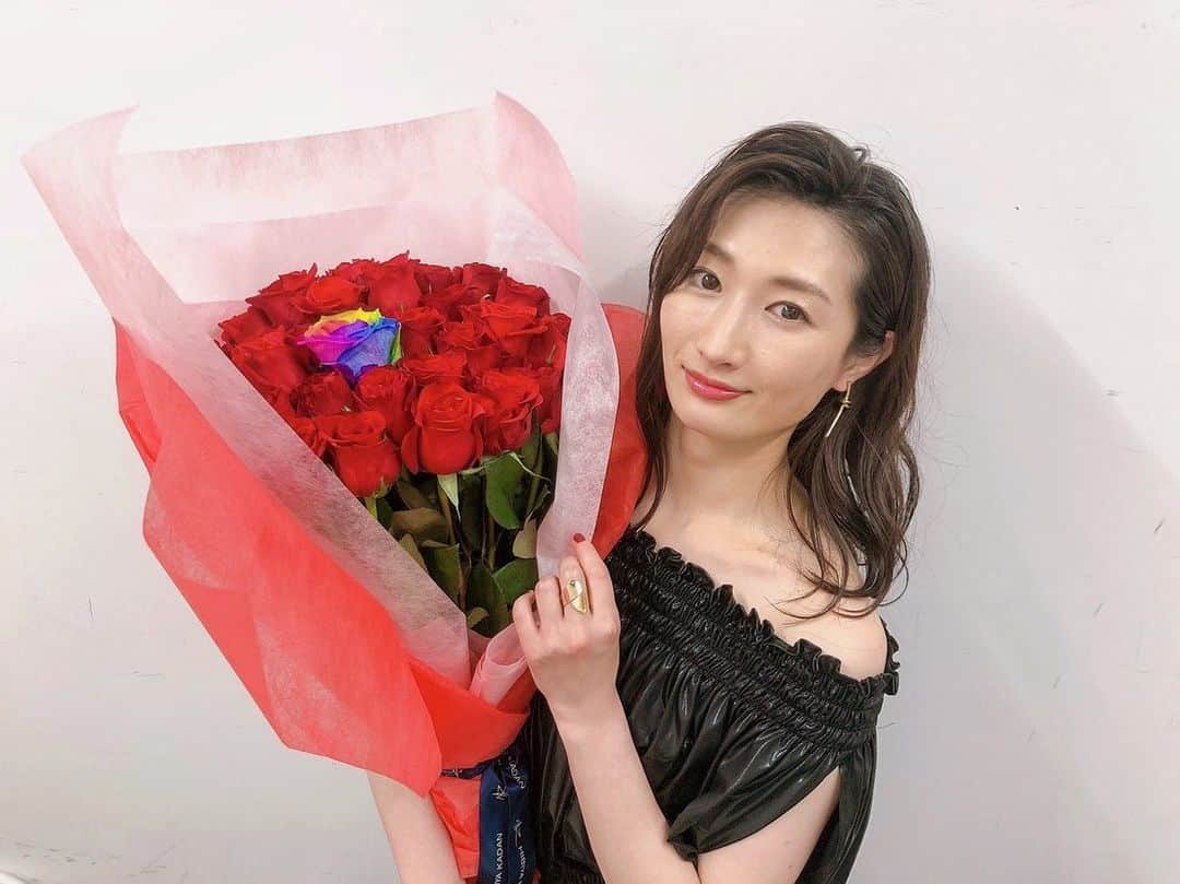 武田梨奈のインスタグラム：「🌹 本日は『#ナポレオンと私』の完成披露試写会でした。 皆さんに映画を観て頂けるという嬉しさと、このような状況のなか足を運んでくださった方々の顔を眺めていたら、感謝の気持ちで溢れました。  私にとって、夢と人生が詰まっているのが映画館。 大好きな映画館という場所で、20代最後の日を迎えられて幸せです。  共に映画を作った仲間たちとお客さんと一緒に過ごせただけでも光栄なのに、お祝いまでしていただいちゃって😢💐 贅沢な時間をありがとうございました。 今日という日を一生忘れません。  2021.06.14 🎞」