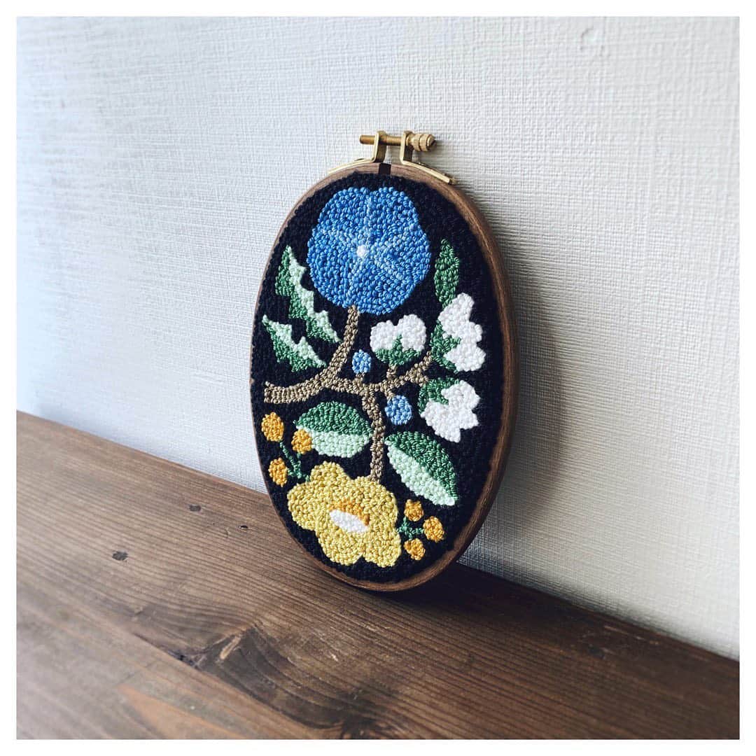 樋口愉美子のインスタグラム：「. Punch needle Botanical 🌺  #刺繍糸で愉しむパンチニードル 本より  #punchneedle #needlepunch #embroidery #ボタニカル #刺繍 #刺しゅう #花柄 #handmade #パンチニードル #ニードルパンチ #dmcthreads #樋口愉美子 #yumikohiguchi #Botanical」