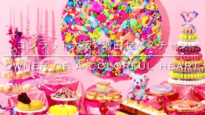 のインスタグラム：「コンラッド大阪×増田セバスチャン「OWNER OF A COLORFUL HEART」スイーツブッフェはもう体験しましたか？会場の様子をほんの少し動画でお届けします。  ピーチをメインとした独創的で色彩豊かなデザートはもちろん、フムスやミートパイやサラダ類などセイボリーも充実。地上40Fの天空のレストランでカラフルなひと時をゆっくりとお楽しみください🕊  詳細は @conradosaka  ブッフェ予約　https://conrad-osaka.hiltonjapan.co.jp/restaurants/conrad-sweets/summer2021 客室予約　https://conrad-osaka.hiltonjapan.co.jp/plans/rooms/7581」
