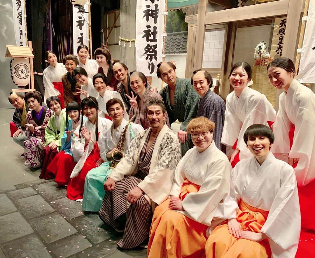 高橋ひとみさんのインスタグラム写真 - (高橋ひとみInstagram)「水谷千重子50周年記念公演 「神社に⛩ラブソングを」 東京公演千秋楽、終演後に出演者のみなさんと集合写真😊 #水谷千重子50周年記念公演 #神社にラブソングを  #明治座」6月14日 22時57分 - hitomi_momoe