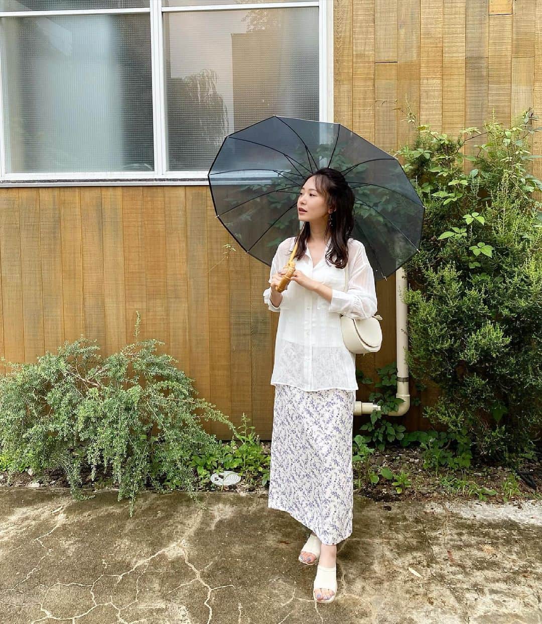 西川瑞希（みずきてぃ）さんのインスタグラム写真 - (西川瑞希（みずきてぃ）Instagram)「撮影DAYだった今日の雨の日コーデ☔︎新作の小花柄のスカートを☺︎夏らしい涼しげなパープルカラーと、イエローの2色展開です// @cheriemona_official  うすうす、すけすけ〜なふんわりシャツは6月16日発売の新作✨暑い日でも軽やかに着れてちょっぴり大きめなシルエットですごーくお気に入り！(水着合わせもかわいいですよ◎)  そして、梅雨がスタート…ということで最近新しい傘も買いました💠 @traditionalweatherwear のもの。オシャレに使えて雨でも"るんるん"しちゃいます//  これからジメジメ〜が続きそうですが、そんな日もファッションやメイクでたっぷりたのしみたいなっ✴︎  #cheriemona #summurfashion #rainyday #雨の日コーデ #雨 #夏コーデ #梅雨 #傘 #花柄スカート」6月14日 23時05分 - mizuki_nishikawa_
