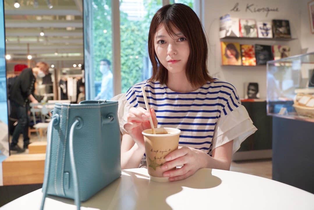 のインスタグラム：「気付けば東京も梅雨入りしましたね☺︎  最近はジメジメした天気☔️が続いていますが🥺  (そして暑い🥺)  体調に気をつけながら今週も頑張りましょう☺︎  写真は、 #agnesbcafe ☕️へ行ったときの📷 アイスカフェラテ〜🥰  #agnesb  #agnesbcafe  #cafe  #café  #cafestagram  #カフェ  #カフェ巡り  #銀座カフェ  #銀座」
