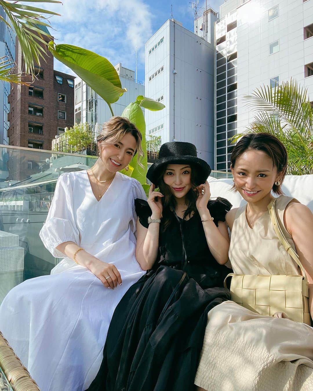 辰巳奈都子のインスタグラム：「絶好のテラス日和に☀︎*.｡☀️ きゅんディーズの3人で @moska_by_gingergarden に遊びに行きました⛱  海外に来たのかと錯覚してしまうような 開放的な雰囲気🍹  都会のど真ん中にこんなテラス 優雅なひとときを味わいました✨  動画もあるので最後まで見てね👉🏻ローズヒップの可愛いドリンクにブッラータがどんっと乗っかった ホットサンド🥪青空の下で食べました  ありがとうございました🥰  @kayoko_nagatani」