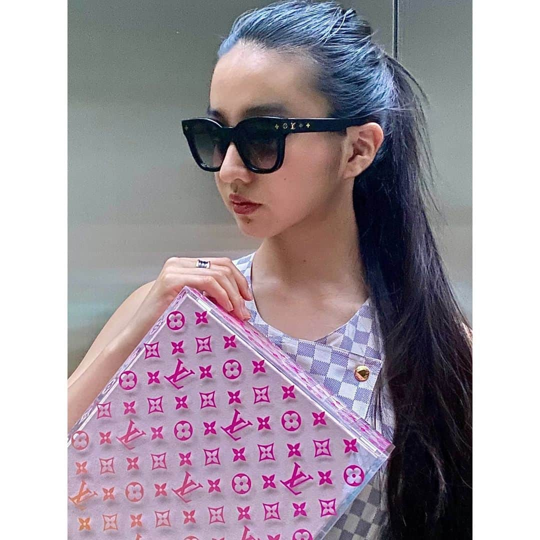 kokiさんのインスタグラム写真 - (kokiInstagram)「@louisvuitton Cruise 2022 collection from Tuesday 15th June at  21:00 japan time !  The beautiful sunglasses and the sunglass case 💗  @louisvuitton の2022クルーズコレクションが15日火曜日 21:00  に louisvuitton.com で発表されます！とても楽しみですね☺️  @nicolasghesquiere #LVCRUISE #louisvuitton」6月15日 11時04分 - koki