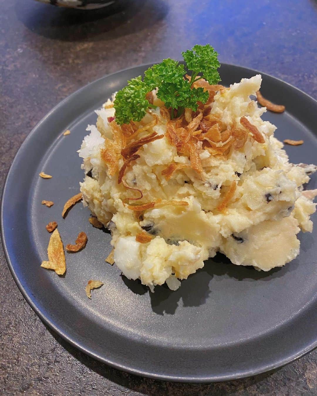 中川珠里さんのインスタグラム写真 - (中川珠里Instagram)「先週の  じゅり飯ってみんな呼んでくれてるご飯会🍚  揚げたての春巻き美味しかった〜 といっても私は揚げただけ。笑 Dママが包んだものをくれました 春巻きはDがお袋飯で１番好きなもの☺️ なので、私は作るのやめてきた笑  でもお袋の味に近づこう頑張ろう 冷蔵庫には春巻きの皮がスタンバイしている。  ○揚げただけの春巻き ○薬味たっぷりカツオのタタキ ○香草たっぷりサラダ ○ポテサラ ○茄子と獅子唐の煮浸し  カツオはどんなにフレッシュなものでも 自分で必ずタタキにしますそのほうが香ばしくて好き 刻みにんにく生姜たっぷり 大好きなので旬の時期は出番多め  サラダはパクチーと茗荷にごま油と塩胡椒&レモン  ポテサラは毎回中身が違ってこの日はマグロオリーブ缶 ツナ缶ではない。私的にはだいぶ違う きゅうりもなかったのでオリーブを入れました 新玉を入れたいところだけど かいりが食べなくなるので我慢 結局オリーブも避けるんだけど.. フライドオニオン乗せはマスト 味付けはヘルシーにしたくてマヨはちょっとに ヨーグルト使っててあとお塩はトリュフ塩🧂 ほんのちょっと白だしも入れます  この時期必ず大量に冷蔵庫に常備しているのは 茗荷、新玉、生姜、紫蘇 パクチー←Dは食べれないけど 何かとさっぱり食べたい、夏ですね🌞」6月15日 11時11分 - juri1104