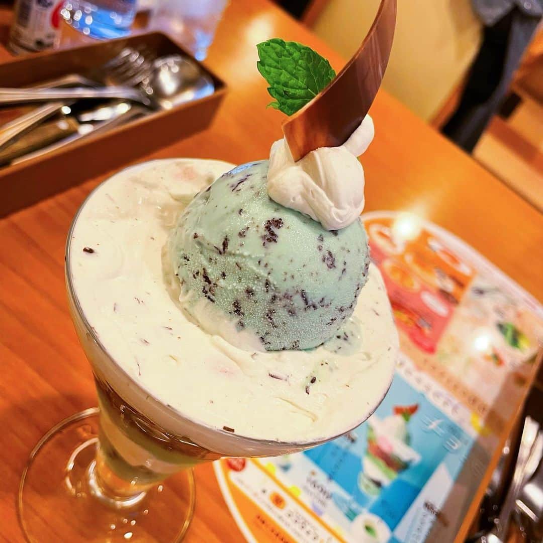 渕上舞のインスタグラム：「好きです、チョコミント🍫🌿  #チョコミン党パフェ #チョコミント #ココス」
