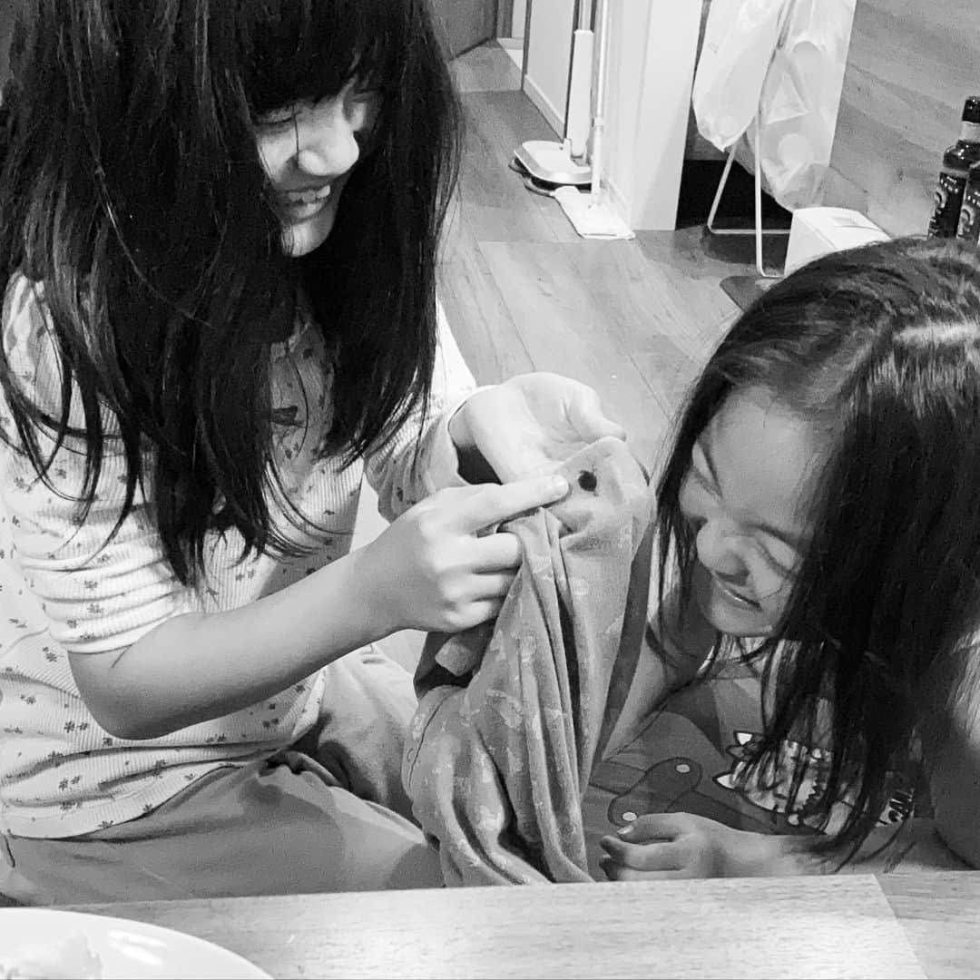 西山茉希さんのインスタグラム写真 - (西山茉希Instagram)「#遺伝 #笑い上戸  Laugh and peace. ❤️🌈❤️」6月15日 11時39分 - maki.nshiyama50