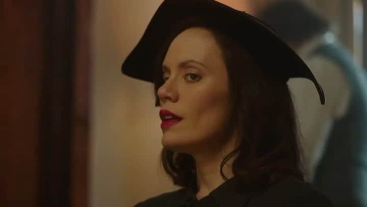 エミリー・スワローのインスタグラム：「Excited to share this short with you… HEALTH TO THE KING  Starring Gayle Rankin Arye Gross Mary Wiseman Michael Gladis and me  *Written and Directed by @aaroncino* *Produced by @kellywoyan*  June 14,1946…Queens, NY…a young immigrant mother, plagued by strange visions of the safety of her unborn child, has just given birth- but to whom?   🔗Click the link in my bio to watch the whole thing🔗」