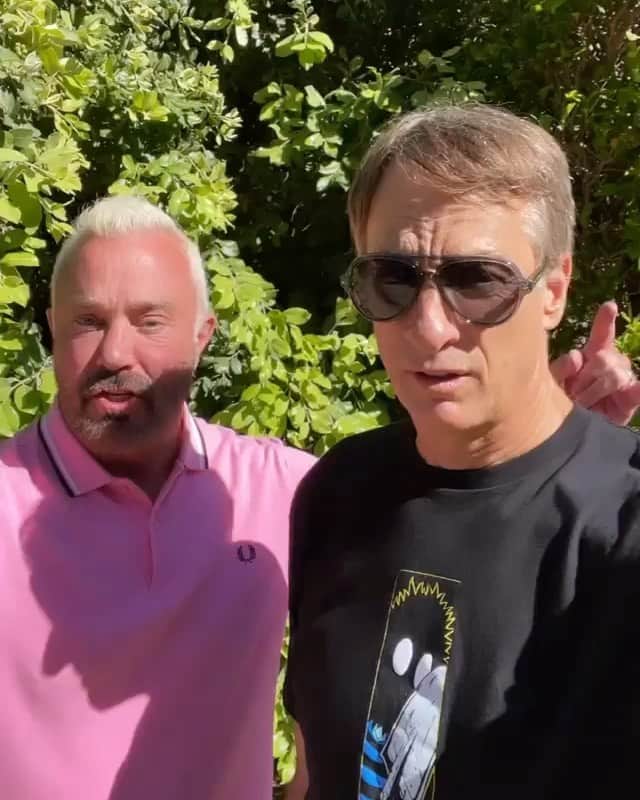 ジョン・フェルドマンのインスタグラム：「No, @tonyhawk, I messed up the words. Thank you brother for everything and GREAT to finally meet you. 🛹 #superman #thps @goldfingermusic」