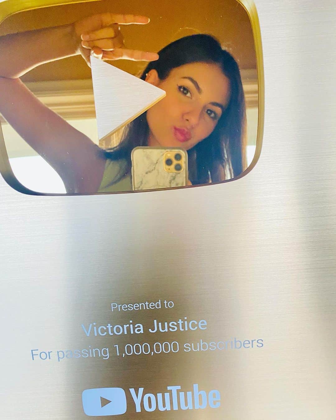 ヴィクトリア・ジャスティスのインスタグラム：「Well this is cool! Thanks @youtube 🙏🏼 & thanks to you guys for subscribing. I got a plaque!! Heck yeah🤘🏼lol」