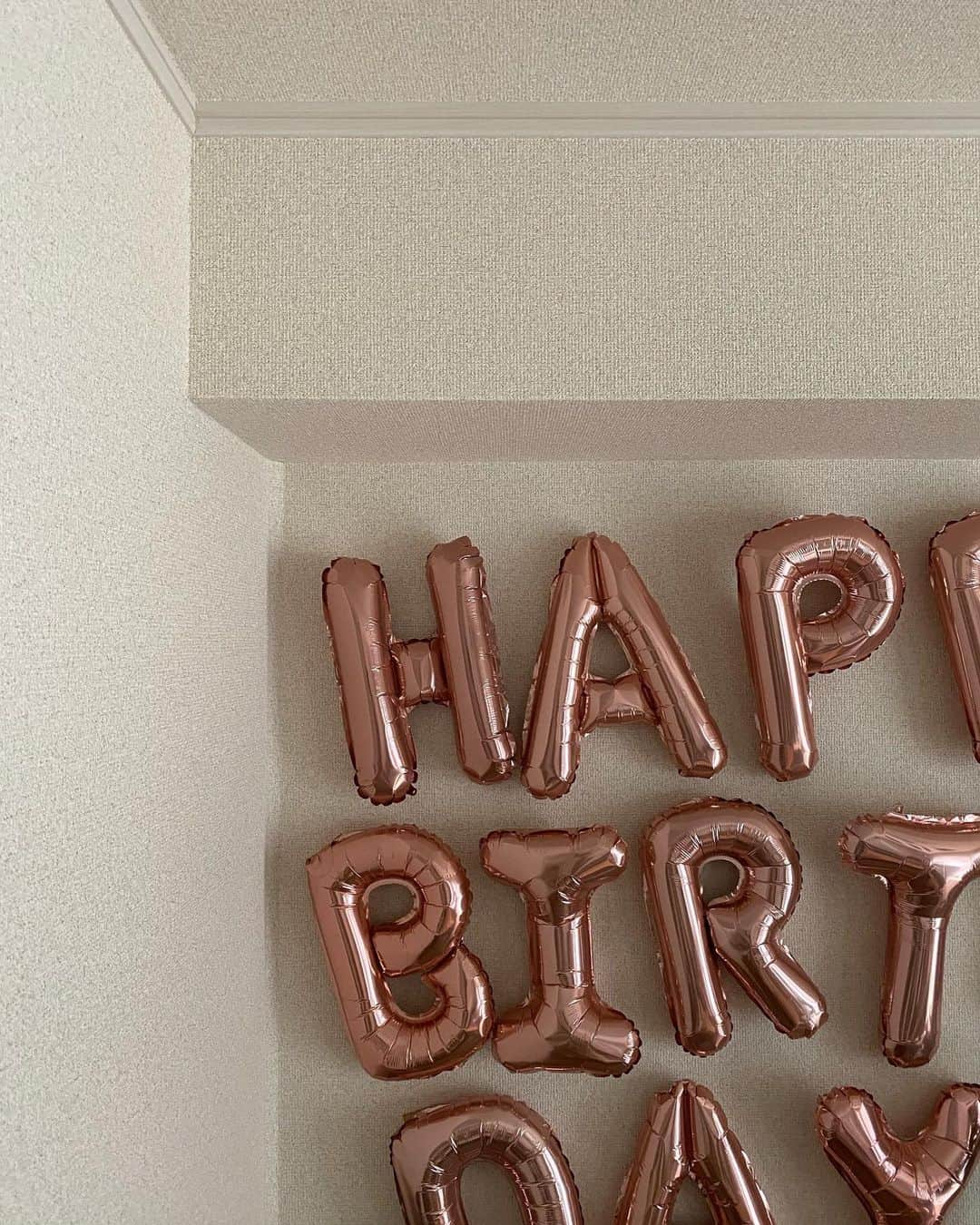 長谷川あやのインスタグラム：「🎂🎂🎂#happybirthday ・ ・ ・ 少し前のお話ですが、、、 娘と私の合同お誕生日会を 開いてもらったときの思い出🧡 ・ サプライズだらけでひたすら びっくりして感動した1日🥺✨ ・ 👧👦👩‍🦰👨 @darayunya  @shihotakanashi  @miokato3306  @shoma3  @alice346_  @hau.317  みんな本当にありがとう🧡🧡🧡」