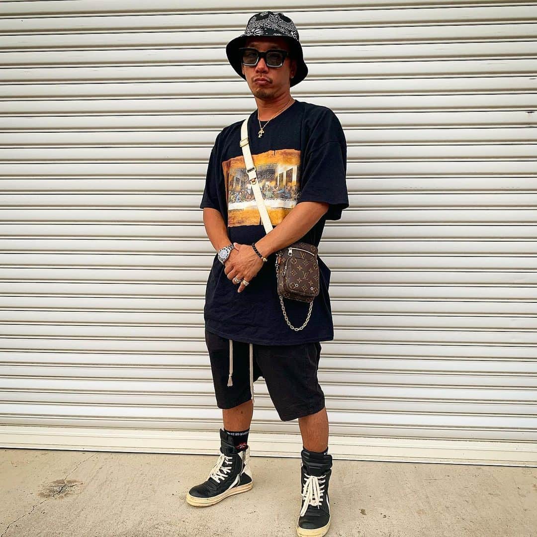 のインスタグラム：「基本気に入ったteeは色違いで持つ✌️ あ、サングラスも😎 あ、帽子も🧢 あ、靴もパンツも全部だね😝 @mesmerize___official  @scurry_eyewear  #イルマニア#mcma#mesmerize」