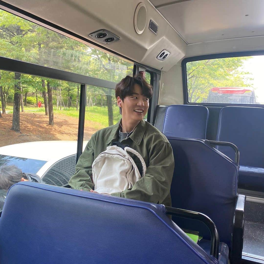 ユン・シユンさんのインスタグラム写真 - (ユン・シユンInstagram)「아침 출근길, 저와 함께 하시죠!!!   #윤시윤 #YoonSiYoon #尹施允 #ユンシユン #모아엔터테인먼트 #moa_ent #wavve #wavveoriginal #웨이브 #웨이브오리지널 #유레이즈미업 #you_rasie_me_up #drama #드라마  #스포안하는착한모아지기 #스포안하면서사진올리기힘듦 #💖」6月15日 8時50分 - moa_ent