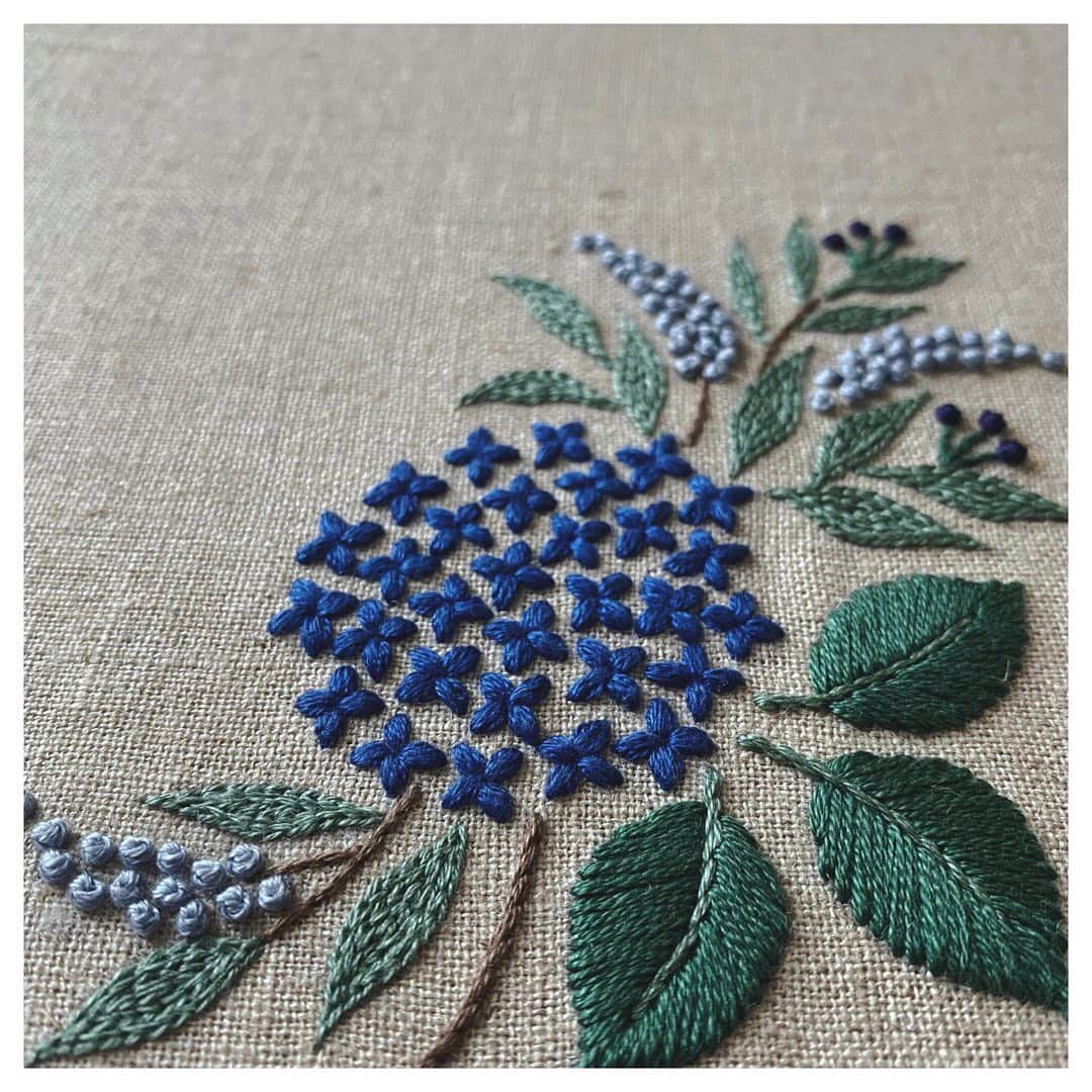 樋口愉美子のインスタグラム：「. Good morning🐌 rainy season  #Hydrangea #紫陽花 #梅雨 #embroidery #handmade #yumikohiguchi #樋口愉美子 #ボタニカル #手芸 #刺しゅう #刺繍 #ソーイング #broderie #bordado #вышивка #자수 #needlework #handstitched #handembroidery #pattern」