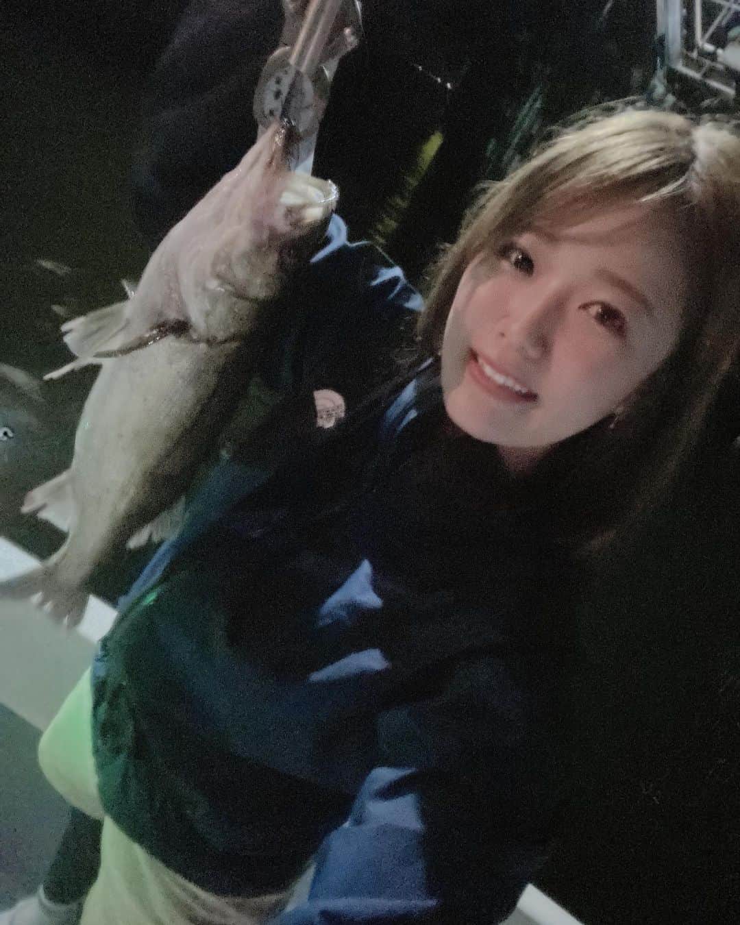 のインスタグラム：「シーバスゲット！リベンジ大成功でした😆✨  #ゴーゴーガイドサービス #東京湾#シーバス#魚釣り#釣りガール#つりがーる #夜釣り」