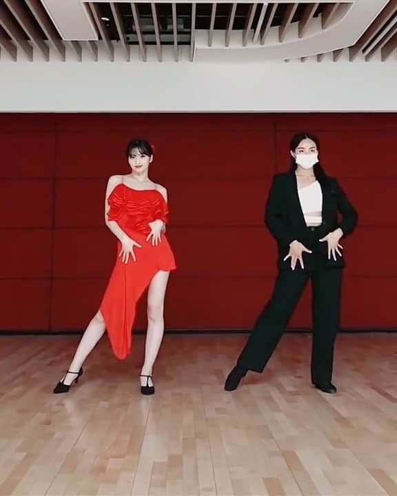 TWICEのインスタグラム：「MOMO's Magarita Dance 💃❤ 🔥🍹🍸 - #TWICE #트와이스 - {#nayeon #나연 #jeongyeon #정연 #momo #모모 #sana #사나 #jihyo #지효 #mina #미나 #dahyun #다현 #chaeyoung #채영 #tzuyu #쯔위}」