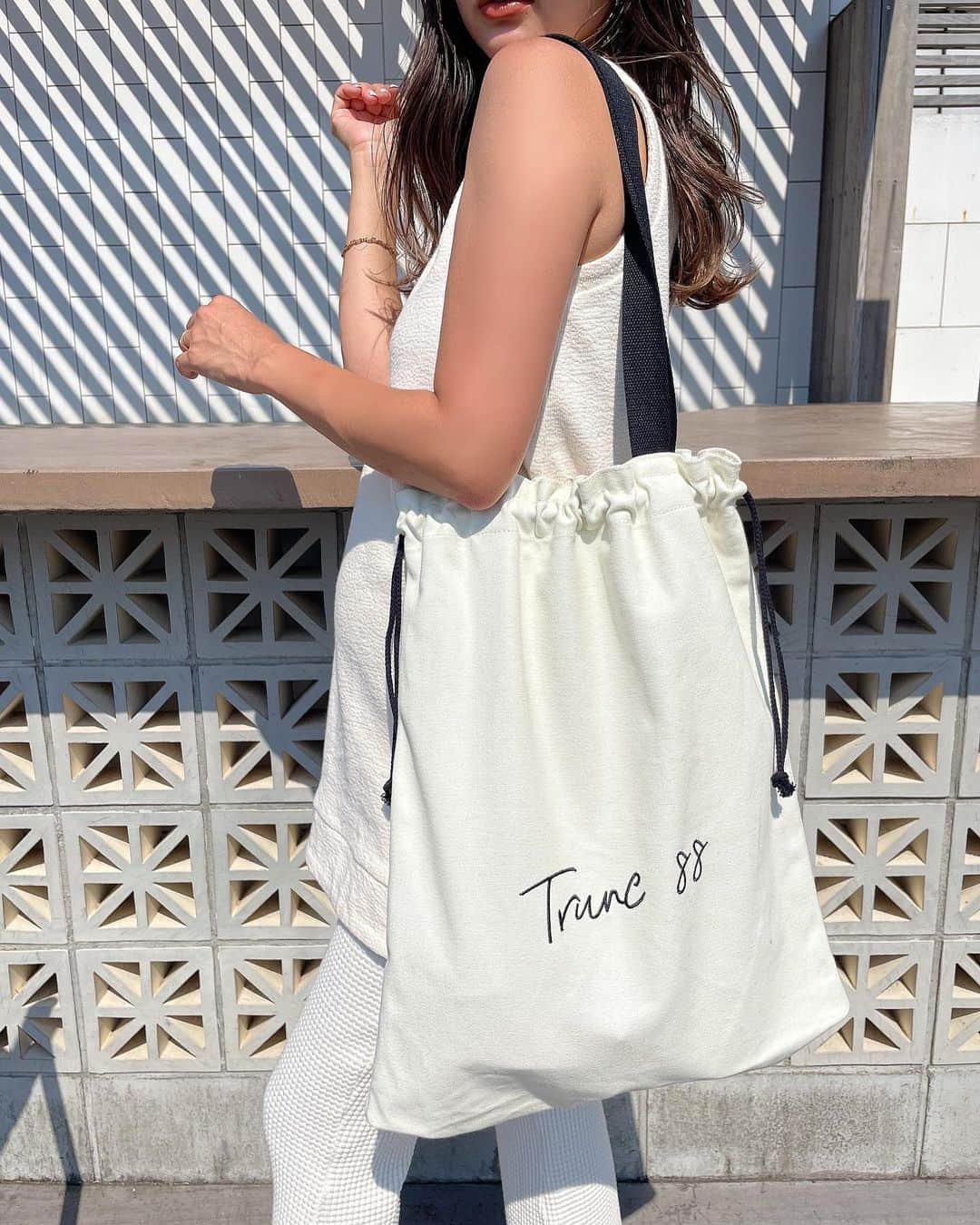 佐野真依子さんのインスタグラム写真 - (佐野真依子Instagram)「TRUNC88の人気アイテム Logo Embroidery Totebag❤︎ たっぷり大きめサイズで めちゃくちゃ荷物入って 使いやすいシンプル コットントートバッグ❤︎ 一泊できるくらいたくさん入ります❤︎ そのまま肩にかけて スクエアタイプにも 紐を締めて巾着タイプとしても 2WAYで使えるよ❤︎ 肩にかけやすい長めの肩紐もポイントです❤︎ 大容量のトートはマザーズバッグにもとってもオススメです❤︎ ベビーカーにかけて 使うのもオススメ❤︎ リーズナブルでシンプルで すっごくオススメ❤︎❤︎❤︎ ■Logo Embroidery ToteBag ¥3,800+TAX IVORY @trunc88_official  #trunc88」6月15日 10時10分 - sanomaisanomai