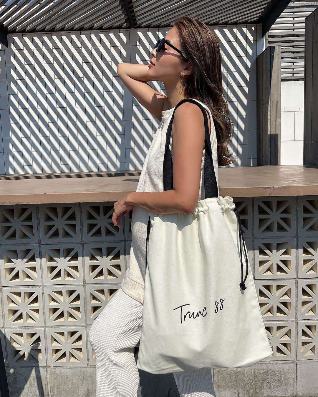 佐野真依子さんのインスタグラム写真 - (佐野真依子Instagram)「TRUNC88の人気アイテム Logo Embroidery Totebag❤︎ たっぷり大きめサイズで めちゃくちゃ荷物入って 使いやすいシンプル コットントートバッグ❤︎ 一泊できるくらいたくさん入ります❤︎ そのまま肩にかけて スクエアタイプにも 紐を締めて巾着タイプとしても 2WAYで使えるよ❤︎ 肩にかけやすい長めの肩紐もポイントです❤︎ 大容量のトートはマザーズバッグにもとってもオススメです❤︎ ベビーカーにかけて 使うのもオススメ❤︎ リーズナブルでシンプルで すっごくオススメ❤︎❤︎❤︎ ■Logo Embroidery ToteBag ¥3,800+TAX IVORY @trunc88_official  #trunc88」6月15日 10時10分 - sanomaisanomai