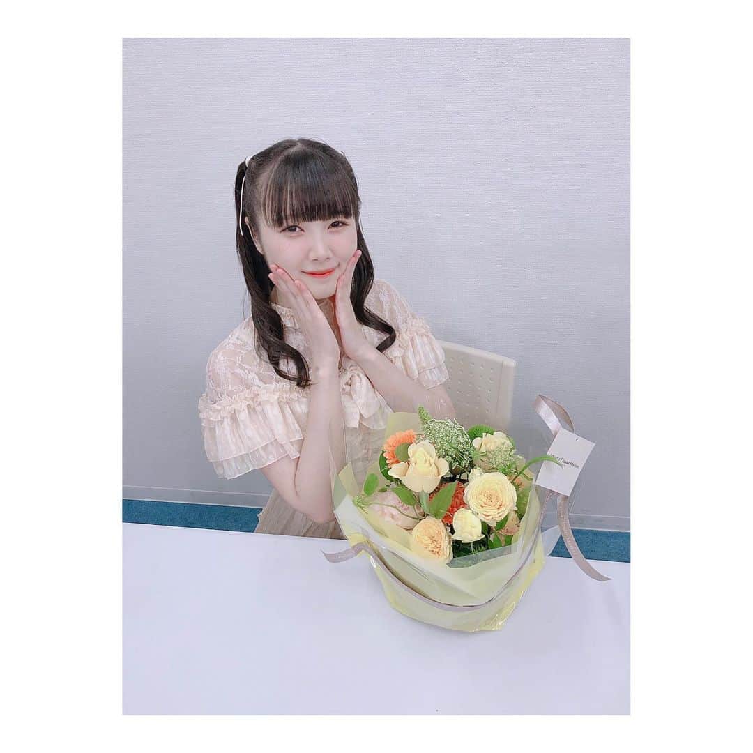 高橋麻里のインスタグラム：「. 6月13日(日) 髙橋麻里ライブフォーユー 〜梅雨を吹き飛ばそう編〜 ありがとうございました☺️☺️ . . ぅう 皆さんと会えるのは本当に幸せ！ 歌えるのは本当に生きがい！ . . また会えるのを 楽しみにしてます🐰🐰 . . . #ライブフォーユー #お花 #💐」