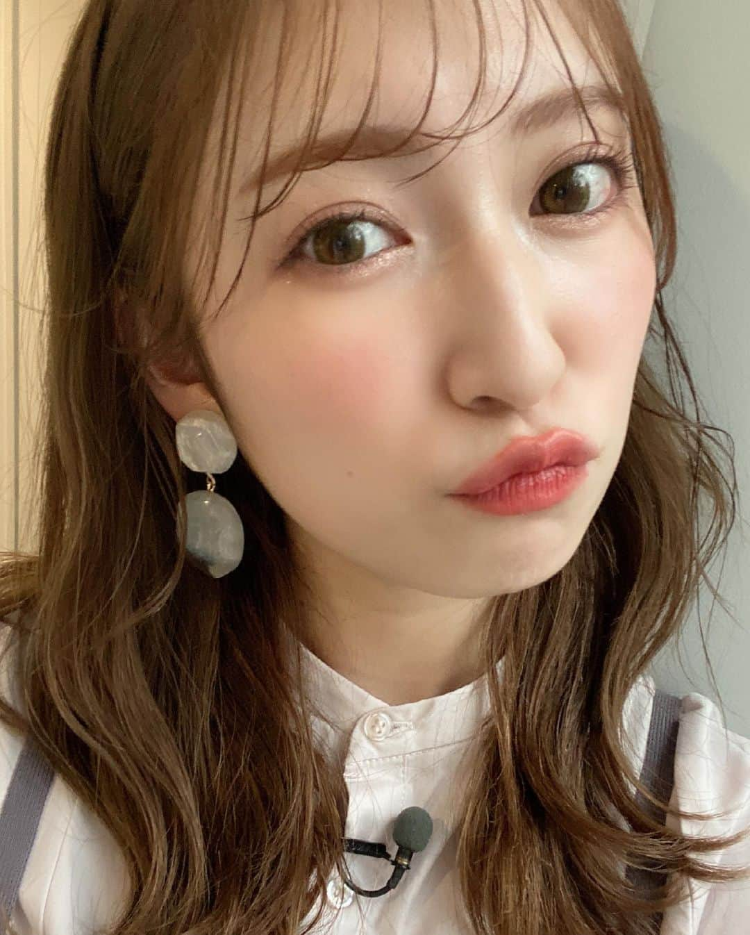 吉田朱里さんのインスタグラム写真 - (吉田朱里Instagram)「#よんチャンTV ありがとうございました❤️❤️ @chim.makeup さんに #hince のマットリップ借りて オーバーリップにした🤍💄 マットのオーバーリップって むちっとして可愛いよね💗 . @matsunaga_mari さんも 衣装ありがとうー🤍🤍 . 明日もこのメンバーで撮影💕 夏らしい撮影で楽しみだなぁ🤍 . #ちむメイク #makeup #ワンピース」6月15日 19時36分 - _yoshida_akari