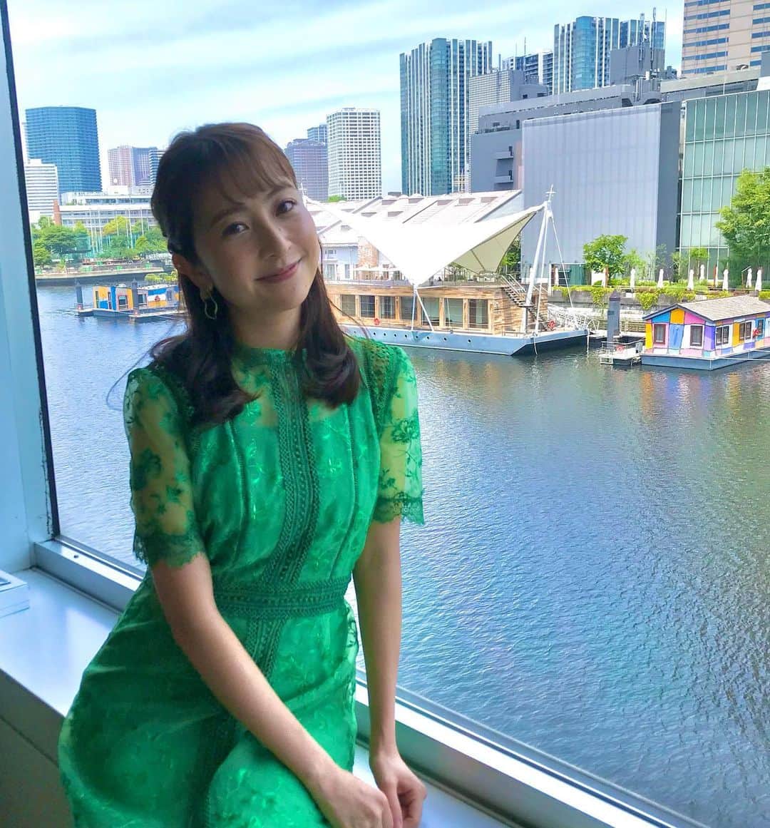 日比麻音子のインスタグラム：「先日お邪魔したスタジオ☀︎ いい天気でとても気持ちが良く、 収録前にひとハシャギしていた日比です。  きれいなグリーンのワンピースをお借りしました🍃  #仕事以外の写真がない  #貴重な晴れ間  #TBS #日比麻音子」