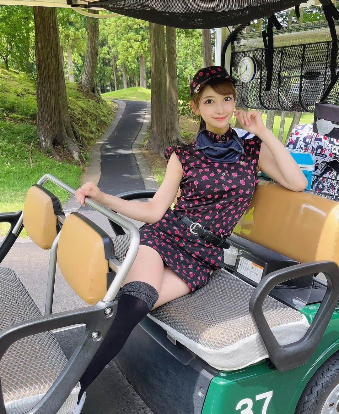 MAYUさんのインスタグラム写真 - (MAYUInstagram)「. @standrews_jp のバラのセットアップ🌹💕 これずっと着たかったの〜🌹✨ かわいい〜😆 バイザーも同じ柄だよ🌹 . 1枚目と2枚目、どっちがいいかわかんなくて両方載せちゃった🤣！ . #ゴルフ女子#ゴルフ初心者#ゴルフウェア#ゴルフコーデ#ゴルフファッション#ゴルフ好き#ゴルフ好きな人と繋がりたい#セントアンドリュース#standrews#golf#golfstagram#golfwear#golfgirl#golflife」6月15日 20時10分 - mayu.kina_golf